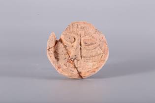 Ảnh 3: Đầu ngói ống trang trí mặt hề – Hiện vật phát hiện tại Luy Lâu